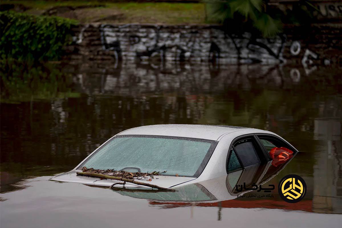 فرار از خودرو در حال غرق شدن