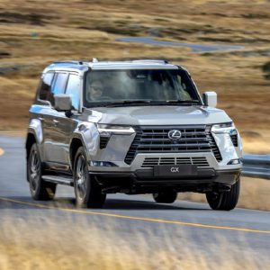 لکسوس جی‌ایکس ۲۰۲۶: شاسی‌بلند لوکس با تمرکز بر راحتی و قدرت آفرود