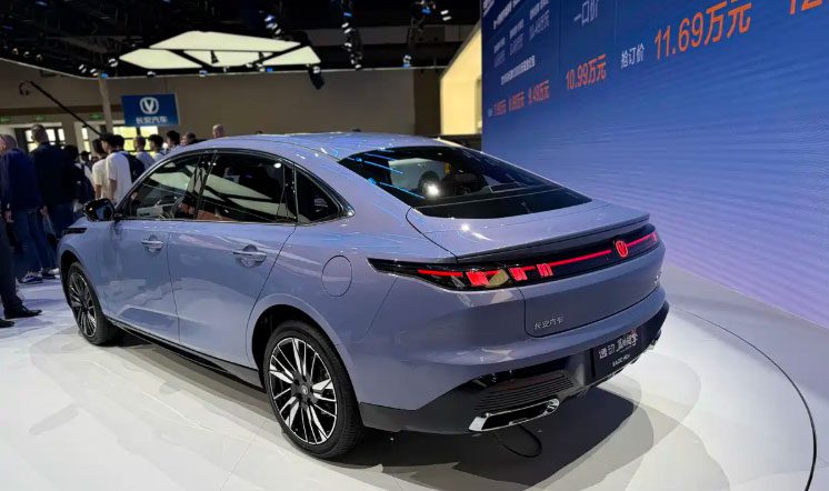 چانگان در نمایشگاه پکن 2026 دست پر آمد؛ Eado و CS75 PLUS هیبریدی با قیمت شگفت‌انگیز