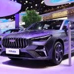 نمایشگاه خودرو پکن 2026؛ رونمایی رسمی جیلی Emgrand i‑HEV با نسل جدید هیبرید هوشمند