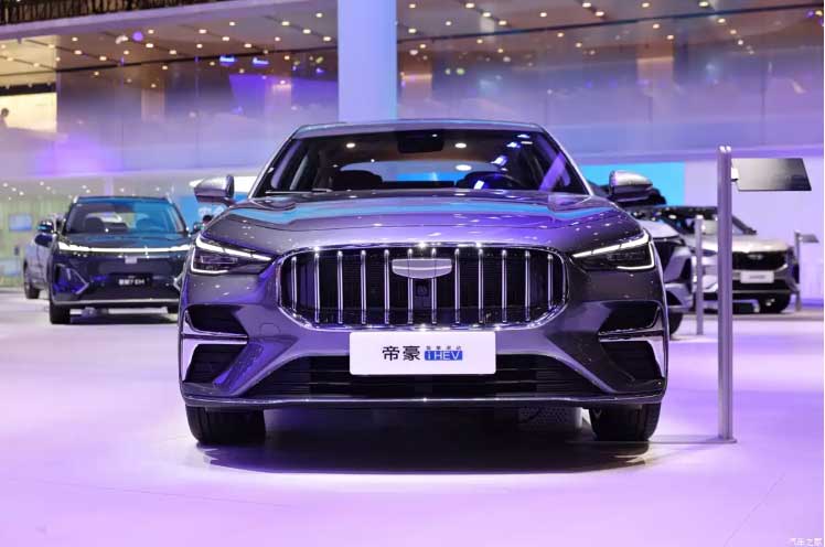 نمایشگاه خودرو پکن 2026؛ رونمایی رسمی جیلی Emgrand i‑HEV با نسل جدید هیبرید هوشمند