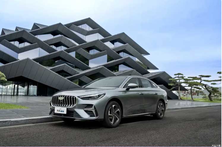 نمایشگاه خودرو پکن 2026؛ رونمایی رسمی جیلی Emgrand i‑HEV با نسل جدید هیبرید هوشمند