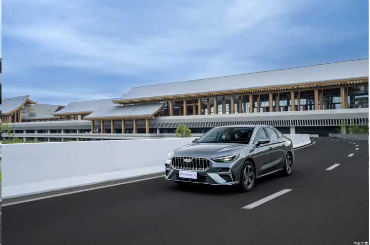 نمایشگاه خودرو پکن 2026؛ رونمایی رسمی جیلی Emgrand i‑HEV با نسل جدید هیبرید هوشمند