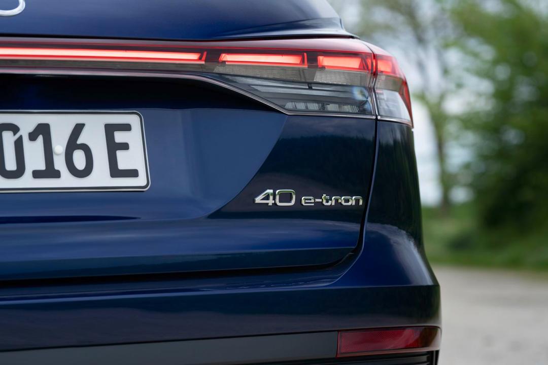اولین فروش فوق العاده آئودی Q4 E- TRON " نادین خودرو"  در سال جدید