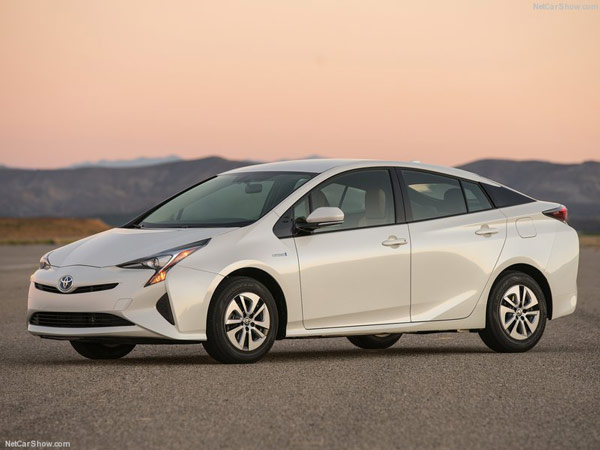 Toyota-Prius-2016-800-02