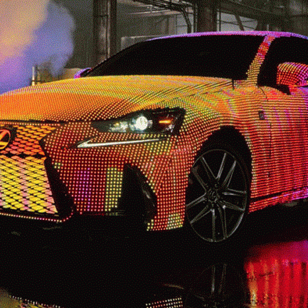 رونمایی از لکسوسی پوشیده از ۴۲۰۰۰ عدد چراغ LED!