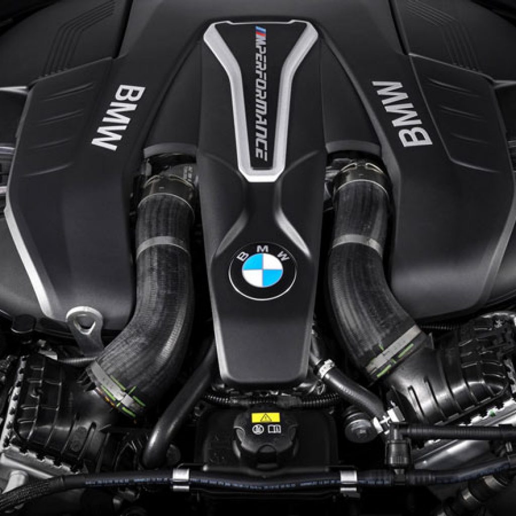 Лучшие двигатели бмв. Bmw m550i. bmw 550i engine. bmw m550 xi engine. двигатель бмв 7.