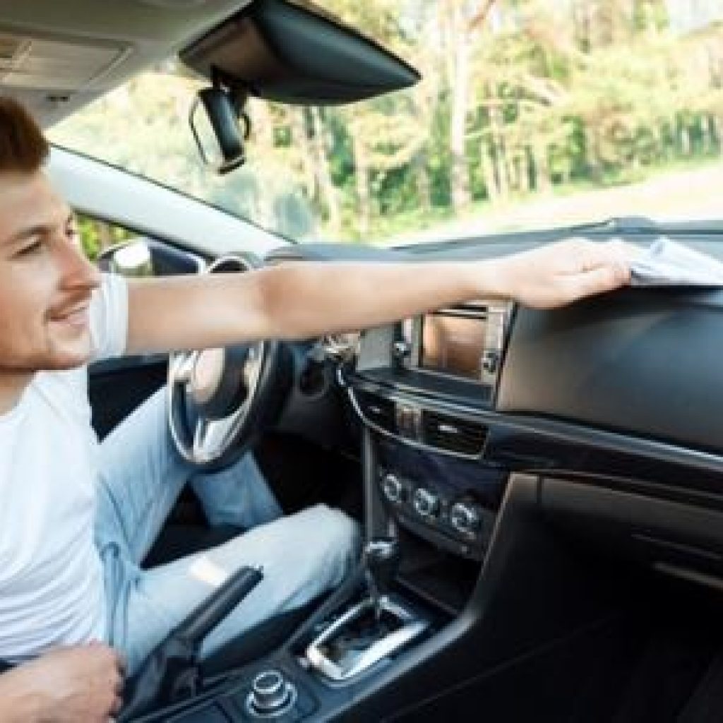 چگونه داخل خودرو را تمیز کنیم؟