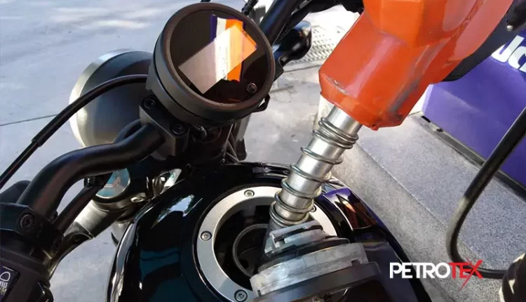 آموزش نحوه استفاده از مکمل بنزین موتورسیکلت - بهترین زمان برای استفاده از مکمل اکتان بنزین موتورسیکلت پیش از مراجعه به پمپ بنزین و زمانی