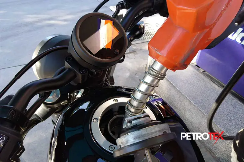 آموزش نحوه استفاده از مکمل بنزین موتورسیکلت - بهترین زمان برای استفاده از مکمل اکتان بنزین موتورسیکلت پیش از مراجعه به پمپ بنزین و زمانی