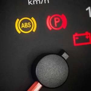 دلیل روشن شدن چراغ ABS