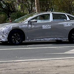 سدان برقی هونگچی EH5 در حال تست دیده شد