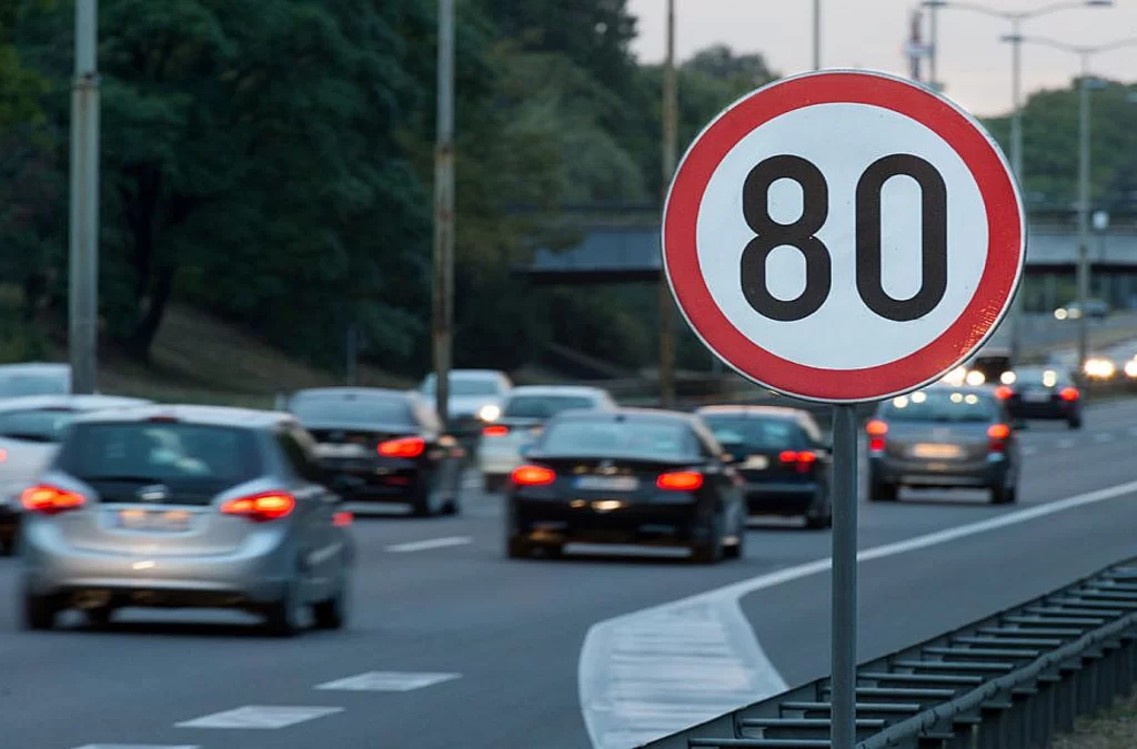 تشخیص علائم راهنمایی و رانندگی (TSR)