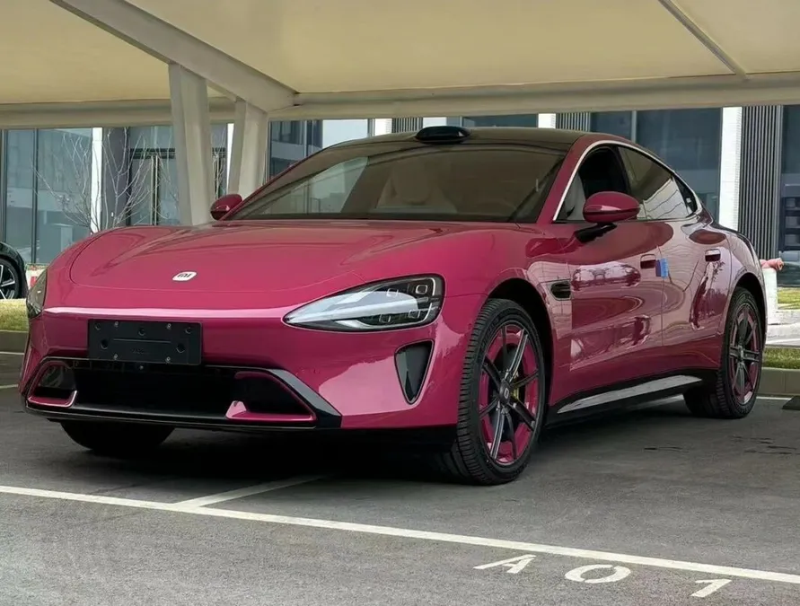 شیائومی SU7 با رنگ سرخابی جدیدی رونمایی شد