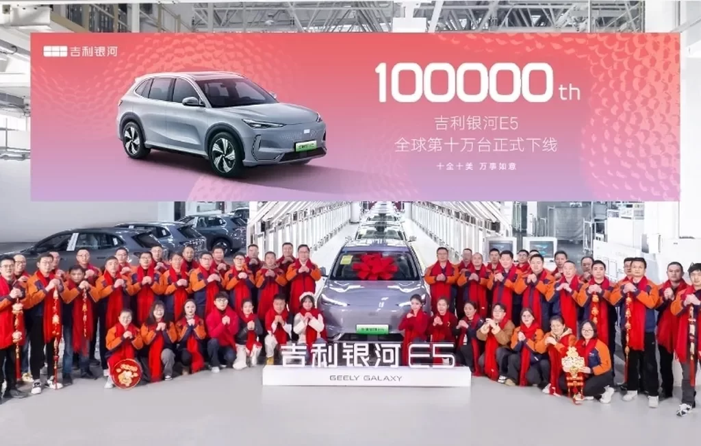 جیلی رکورد زد؛ تولید صدهزارمین دستگاه گلکسی E5 در چین