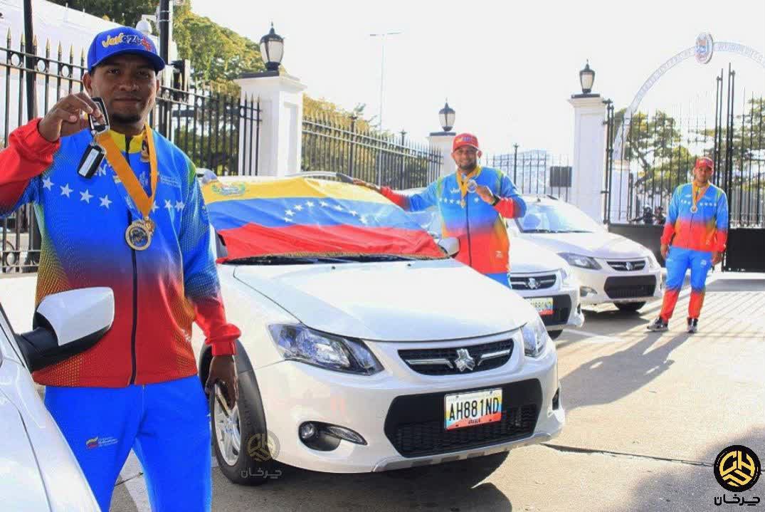 بازیکن سافتبال ونزوئلا و خودرو سایپا کوییک اتوماتیک Jugadora de softbol venezolana y auto Saipa Quick Automatic Venezuelan softball player and Saipa Quick Automatic car