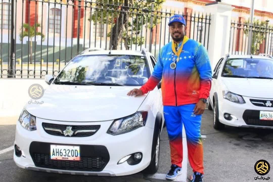 بازیکن سافتبال ونزوئلا و خودرو سایپا کوییک اتوماتیک Jugadora de softbol venezolana y auto Saipa Quick AutomaticVenezuelan softball player and Saipa Quick Automatic car