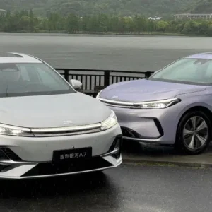 جیلی گلکسی A7 سدان با نسخه‌های برقی و هیبریدیِ شارژی معرفی شد؛ قیمت از ۱۴,۳۳۰ دلار