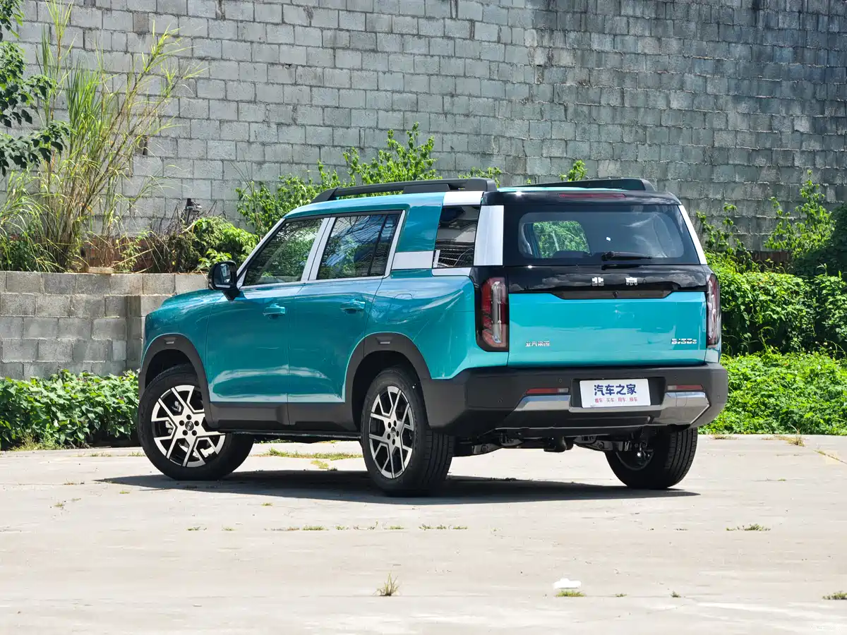 شاسیبلند جعبهای BJ30 Traveler با موتور بنزینی و هیبریدی معرفی شد شاسیبلند جعبهای BJ30 Traveler با موتور بنزینی و هیبریدی معرفی شد