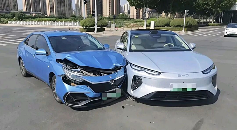 اولین تصادف گزارش‌شده BYD Seal 08 ثبت شد؛ خسارت جزئی بدنه در برابر آسیب سنگین نیسان بلوبرد
