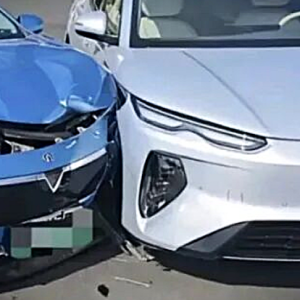 پایگاه خبری تحلیلی خودرو ؛بررسی و تحلیل خودروهای داخلی و خارجی اولین تصادف گزارششده BYD Seal 08 ثبت شد؛ خسارت جزئی بدنه در برابر آسیب سنگین نیسان بلوبرد