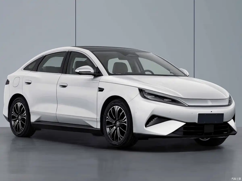 BYD از سدان جدید Qin Max با شارژ فوق‌سریع و باتری Blade رونمایی کرد