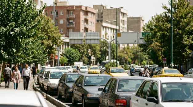 استعلام آنلاین سوابق و تخفیف بیمه شخص ثالث و خلافی خودرو؛ راهنمای کامل خودروهای متوقف در خیابان شهری ایران به عنوان نماد بررسی خلافی و جریمه خودرو