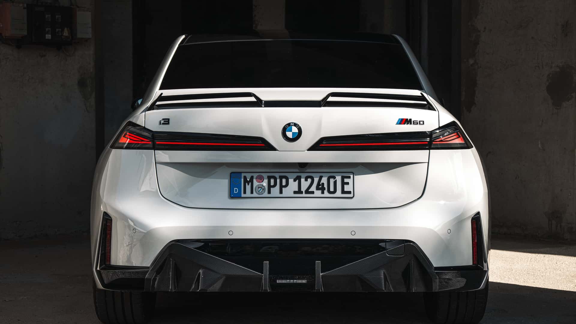 ب‌ام‌و X3 M50 xDrive اکنون 437 اسب بخار دارد و با رینگ‌های مشکی و کابین کربنی عرضه می‌شود