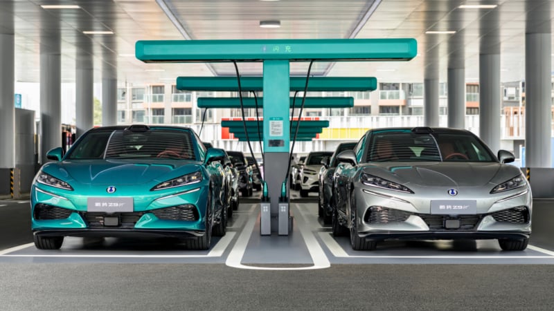 BYD وعده نصب ۱۰۰ شارژر فِلَش ۱,۵۰۰ کیلوواتی در اروپا تا پایان ۲۰۲۶؛ هدف‌گذاری برای ۳۰۰۰ ایستگاه تا پایان ۲۰۲۷