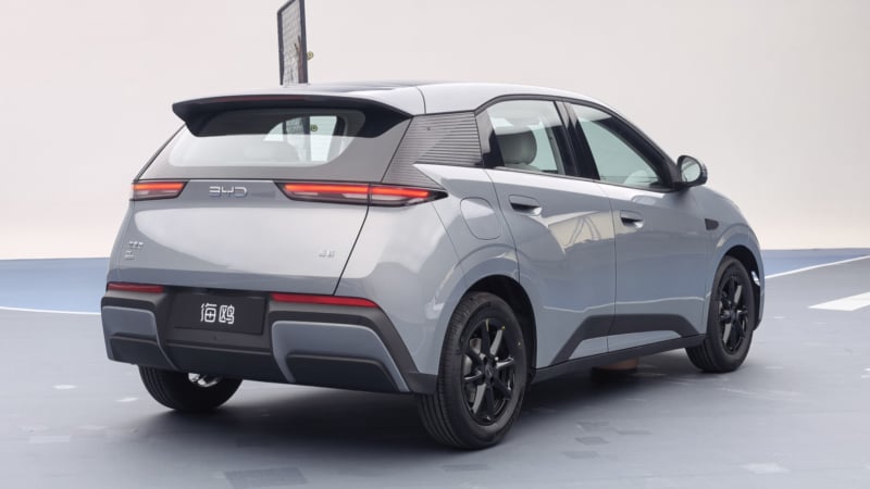 پایداری نسل دوم BYD سیگال در آزمون ترکیدن لاستیک در ۱۴۰ کیلومتر بر ساعت پایداری نسل دوم BYD سیگال در آزمون ترکیدن لاستیک در ۱۴۰ کیلومتر بر ساعت