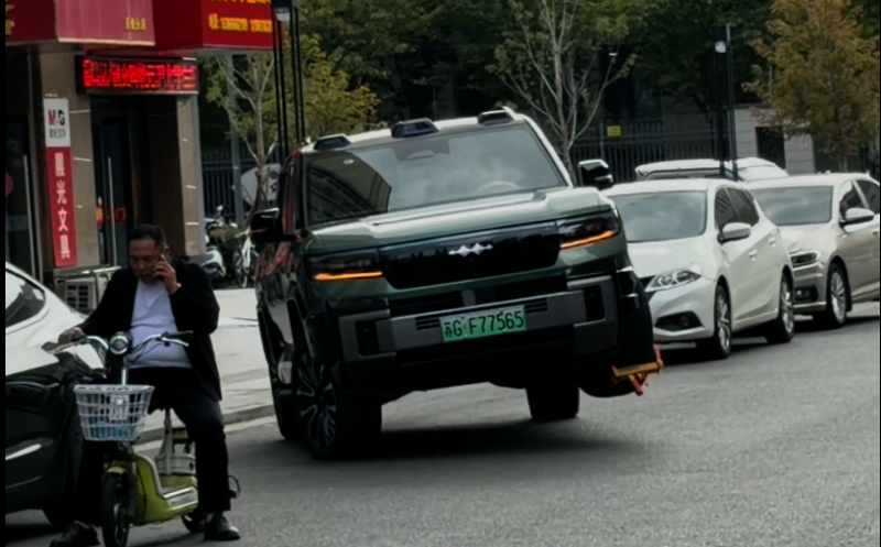 ویدئوی جنجالی BYD Denza B8: عبور روی سه چرخ با قفل فلزی چرخ در خیابان عمومی