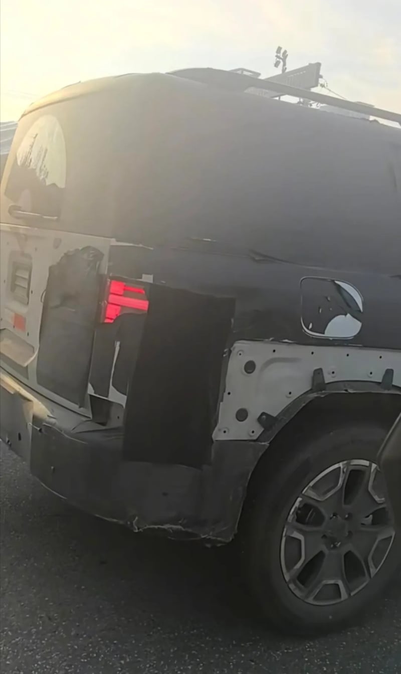 نسخهٔ لئوپارد BYD Ti7 با فاصله محوری بلند در چین دیده شد؛ ورود مدل هفتنفره و احتمال عرضه AWD و شارژ سریع نسخهٔ لئوپارد BYD Ti7 با فاصله محوری بلند در چین دیده شد؛ ورود مدل هفتنفره و احتمال عرضه AWD و شارژ سریع